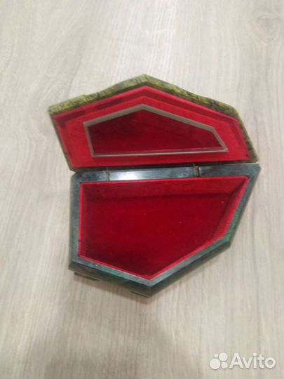 Шкатулка для драгоценностей из камня