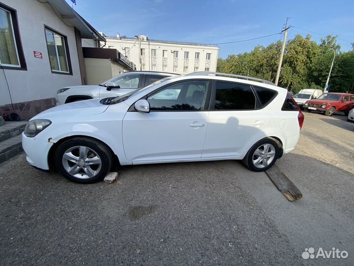 Kia Ceed 1.6 МТ, 2012, битый, 400 000 км