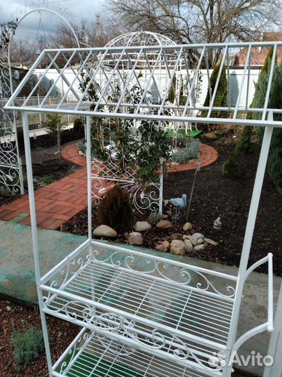 Декоративная кованная тележка, подставка для цвето