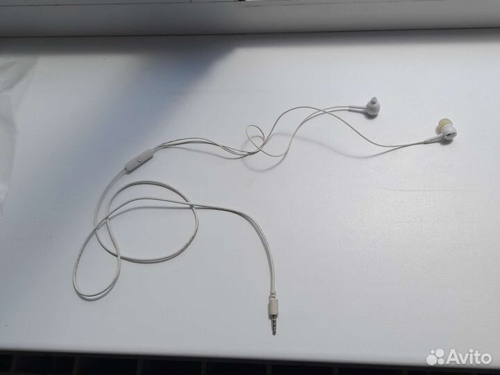 Проводные наушники