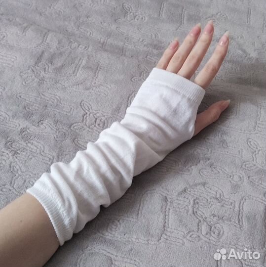 Белые перчатки рукава