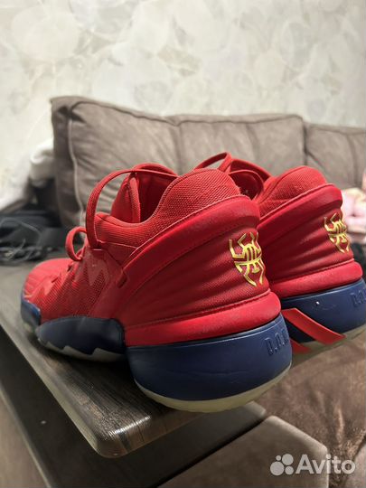 Баскетбольные кроссовки adidas