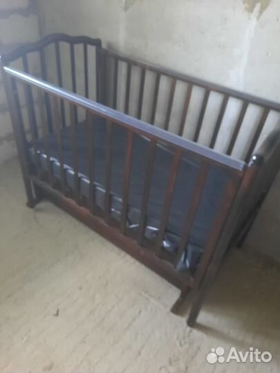 Детская кроватка с маятником и ящиком