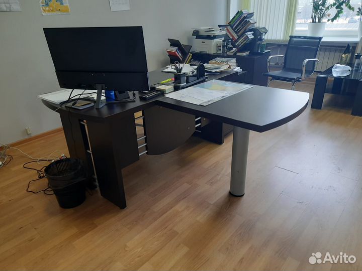 Стол, брифинг-приставка, тумбочка с ящиками и тумб