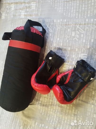 Боксерские перчатки, и груша