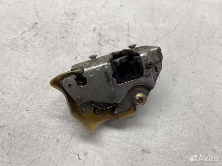 Замок двери задней правой Merсedes W201 190