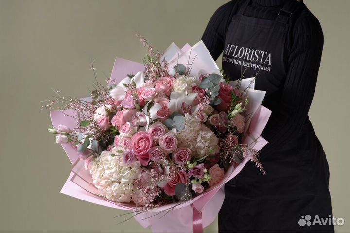 Букеты и композиции с розами, ирисами и гортензией