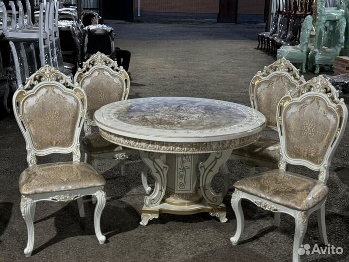 Стол и стулья