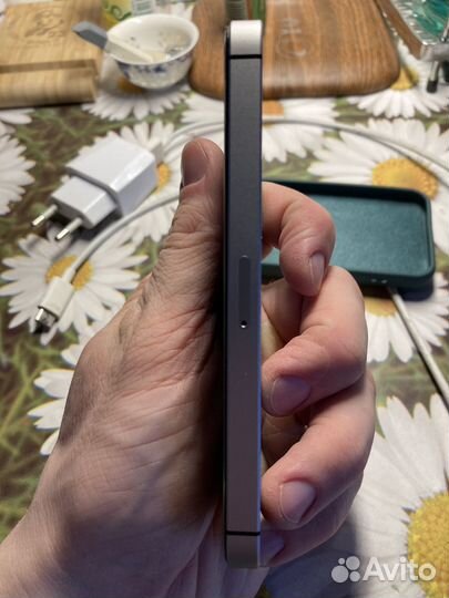iPhone SE, 128 ГБ