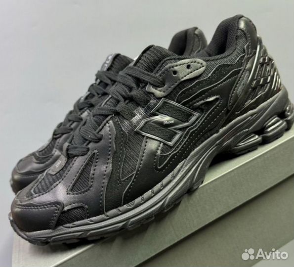 Черные New Balance 1906