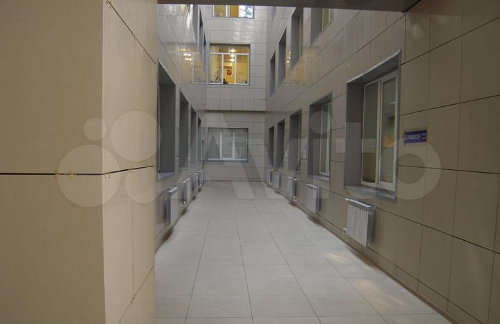 Здание, 10500 м²