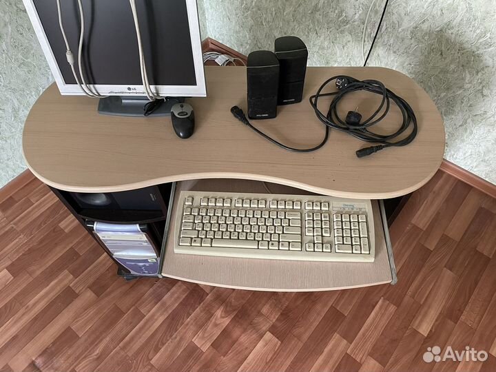 Компьютерный стол