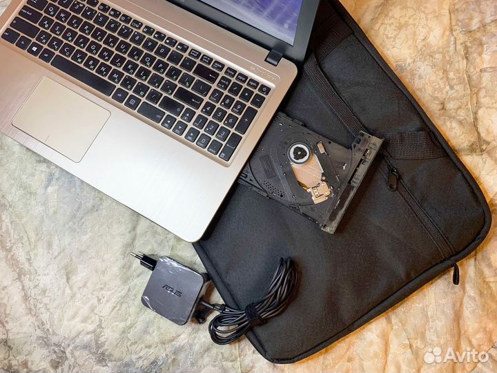 Ноутбук Asus 15.6 4 ядра/ 4GB/ SSD/ GeForce