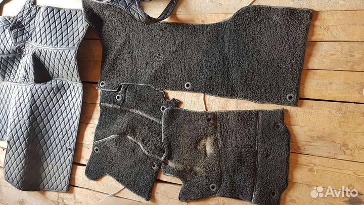 Продам комплект ковриков