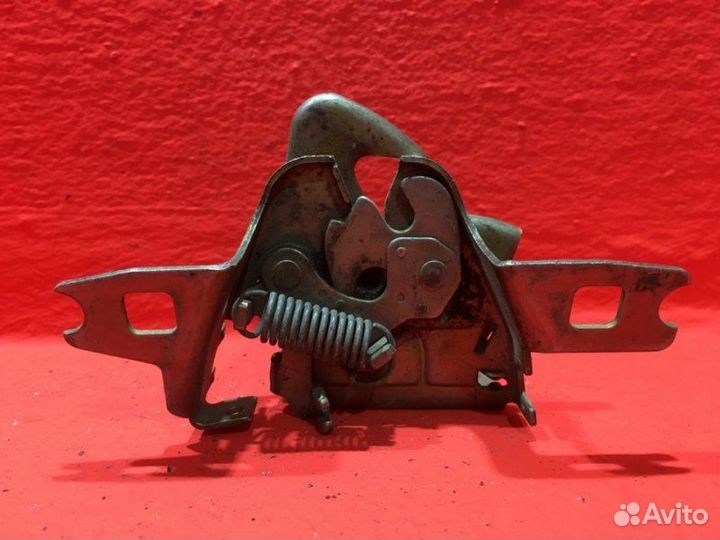 Замок капота передний Volkswagen Golf MK3 1995