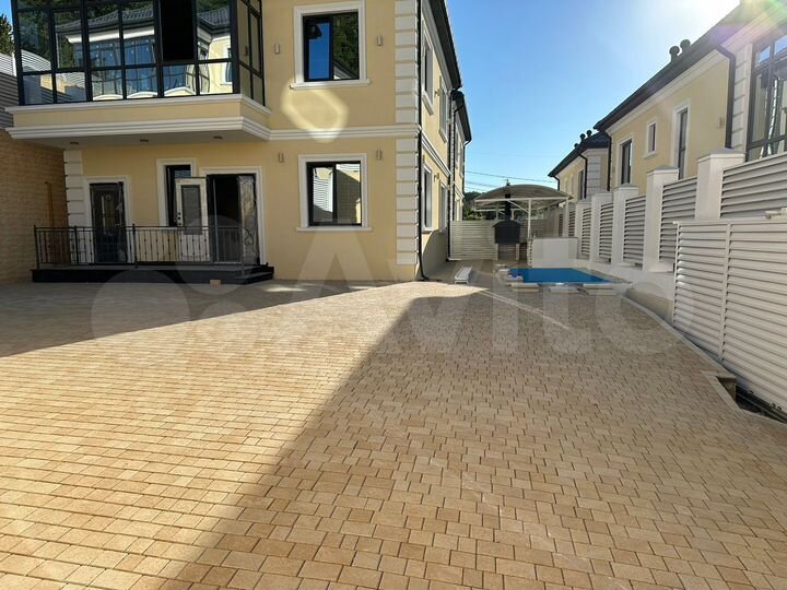 Дом 179 м² на участке 4 сот.