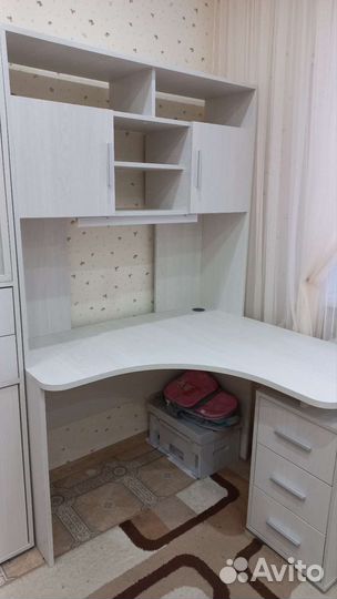 Угловой письменный стол с полками