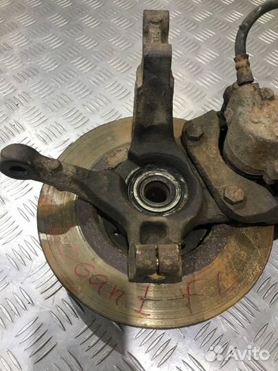 Поворотный кулак передний левый Renault Logan