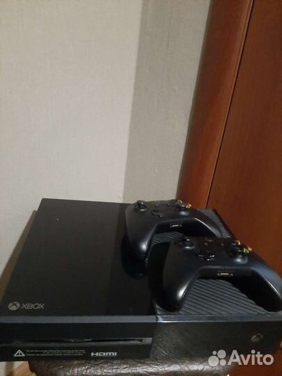 Xbox One и два оригинальных геймпада