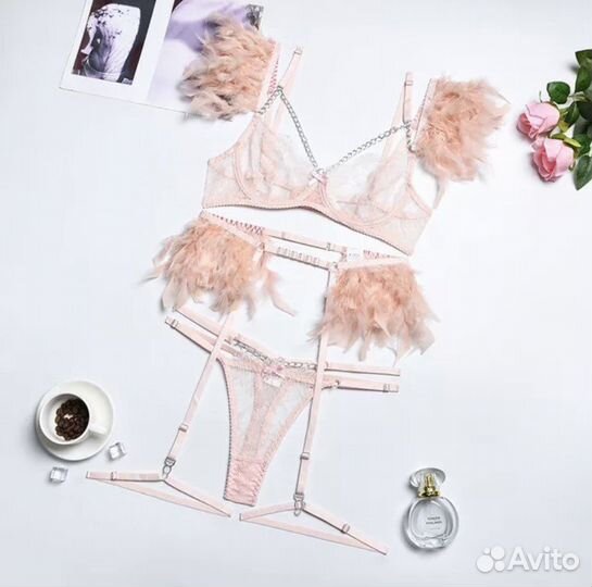 Комплект нижнего белья с перьями