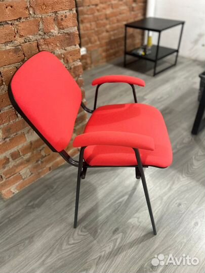 Стул офисный с подлокотниками