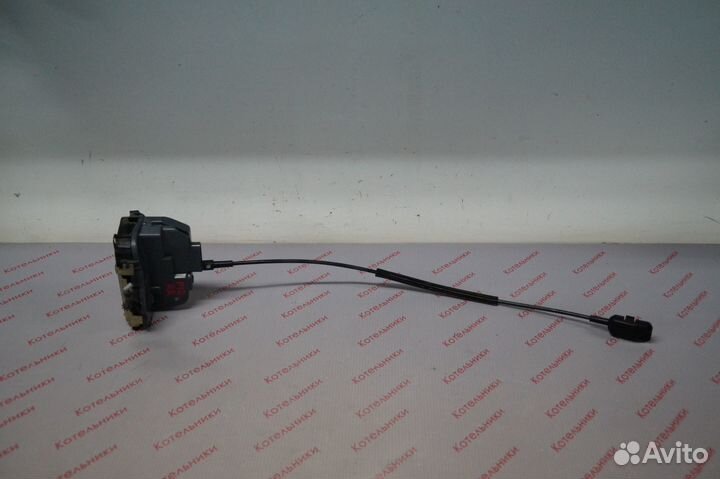 Nissan 82500-AV600 Замок задний правый