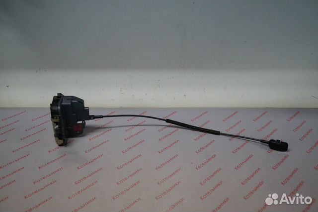 Nissan 82500-AV600 Замок задний правый