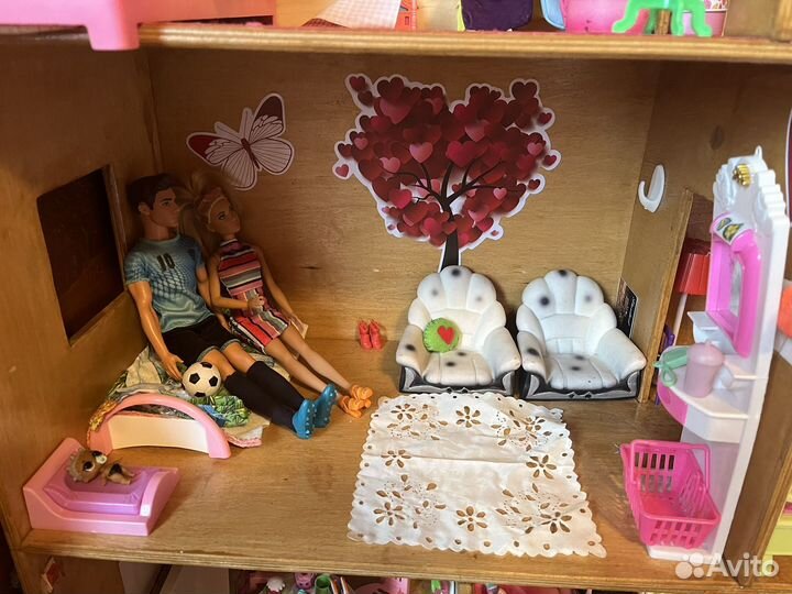 Большой кукольный домик с мебелью и куклами