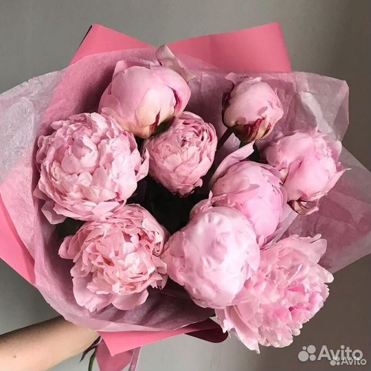 Букет из роскошных пионов