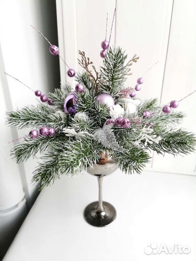 Новогодний рождественский венок и бокалы