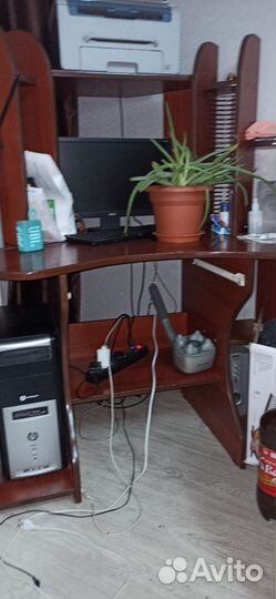 Угловой компьютерный стол