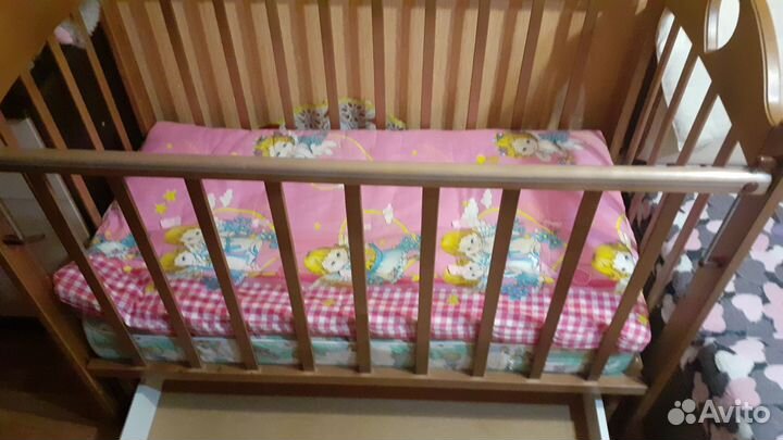 Детская кроватка с маятником