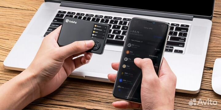 В наличии холодный кошелек SafePal S1