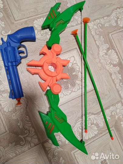 Лук и пистолет, игрушки