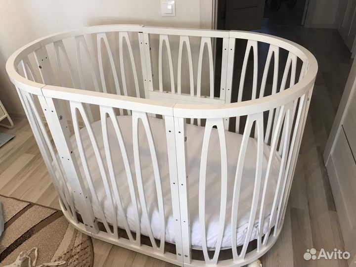 Детская кроватка с маятником круглая