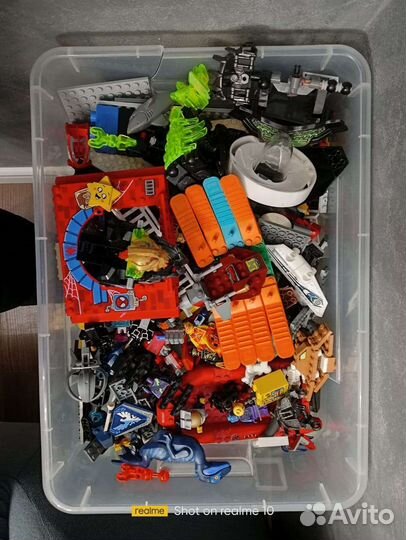 Детали Lego из разных наборов вместе с ящиками