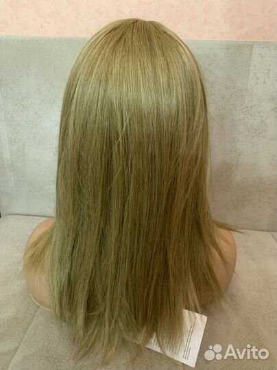 Песочный светлый парик с челкой средней длины