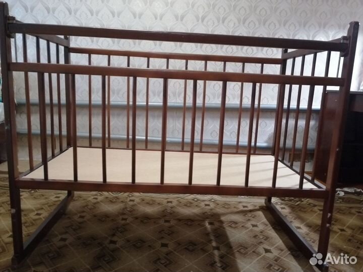 Детская кроватка с маятником