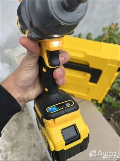 Гайковерт аккумуляторный 2000нм DeWalt. Новый