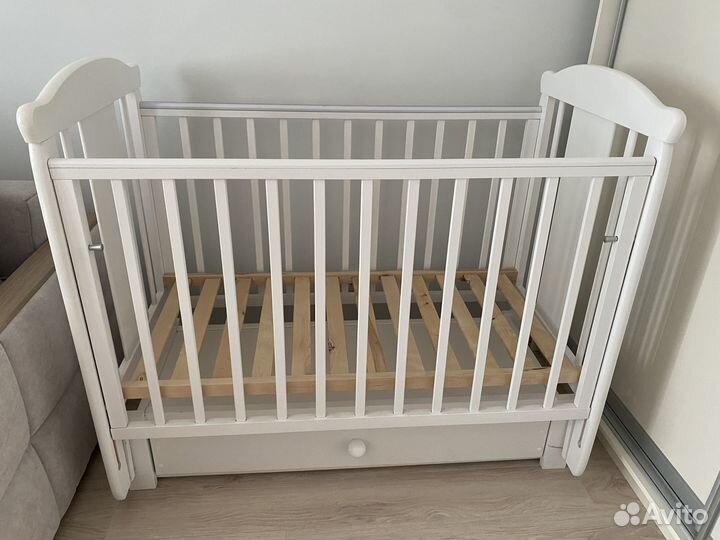 Детская кроватка с маятником