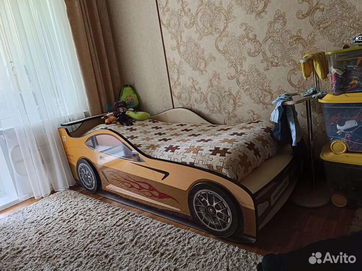 Детская кровать-машинка