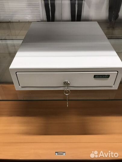 Стойки для мулине, замков, лент. Ящик для денег