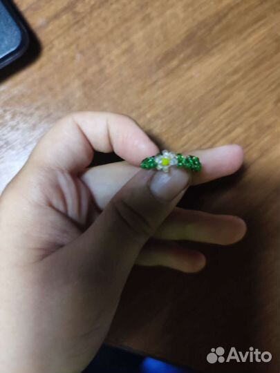 Кольцо из бисера с рамашкой