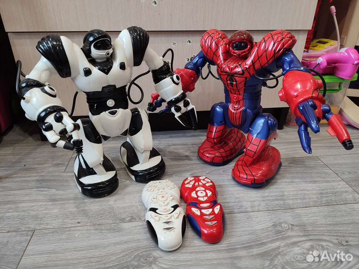 Робот на пульте управления