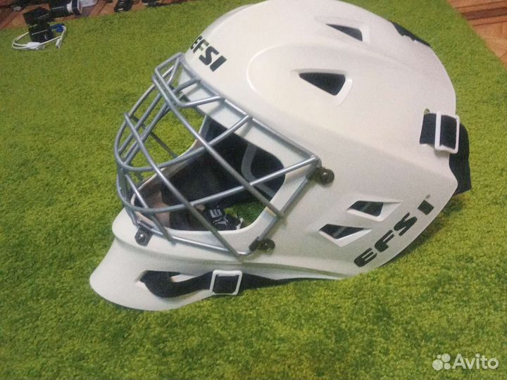 Клюшки,коньки,форма вратаря и игрока-хоккей