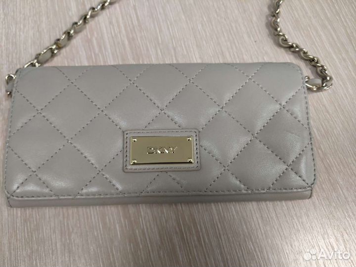 Сумка клатч на цепочке dkny