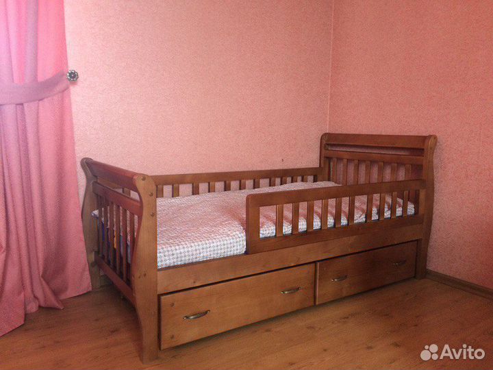 Кроватка детская из массива