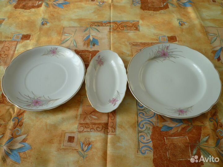 Два фарфоровых блюда и селёдочница времён СССР