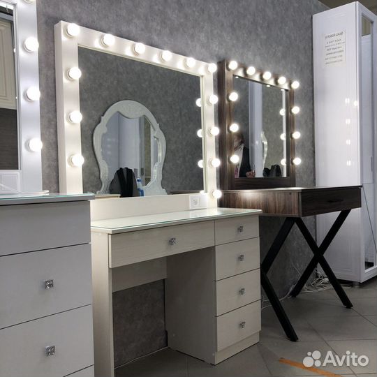 Туалетный столик визажиста с гримёрным зеркалом