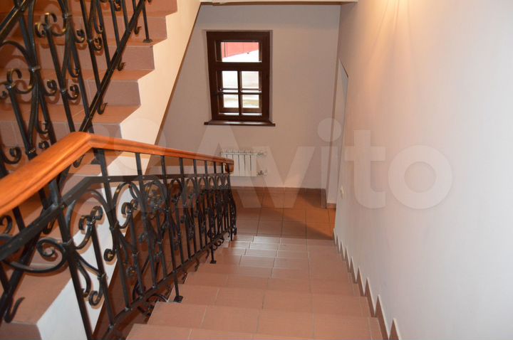 Здание, 1300 м²